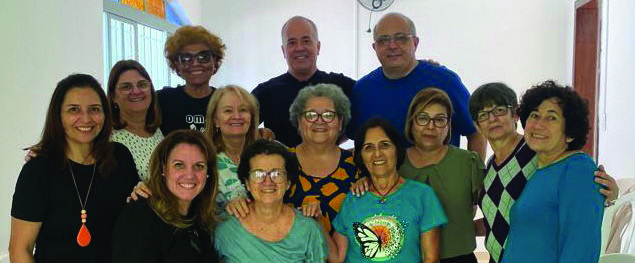 Pessoas reunidas posam para foto