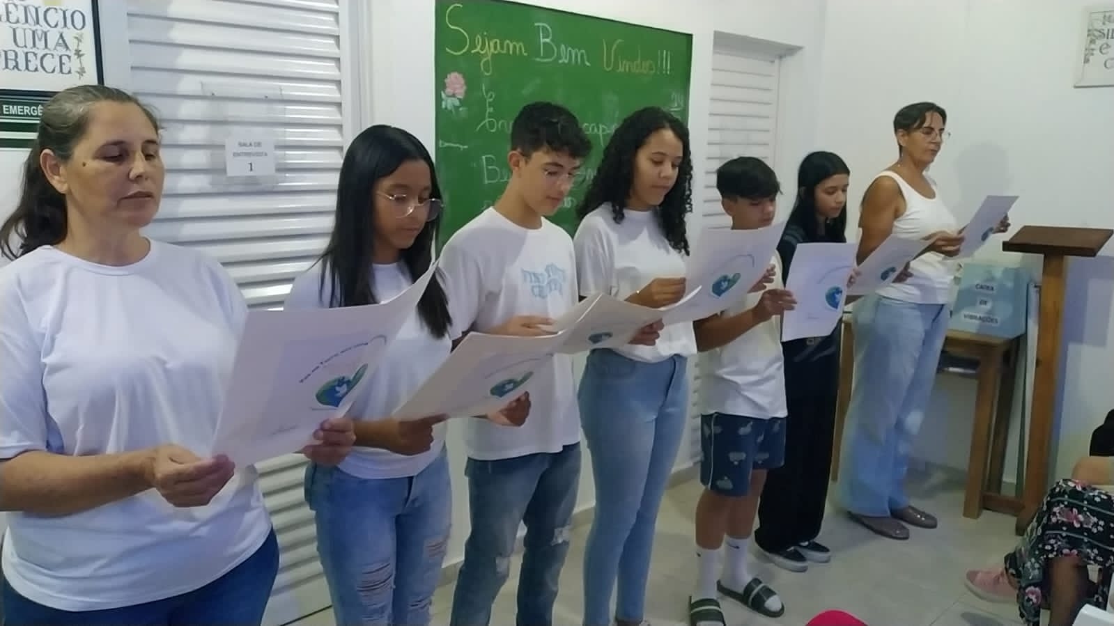 Pré-mocidade com cartazes e atividades sobre a paz